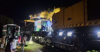 নীলসাগর এক্সপ্রেসের লাইনচ্যুত ৯ বগি উদ্ধারে কাজ চলছে